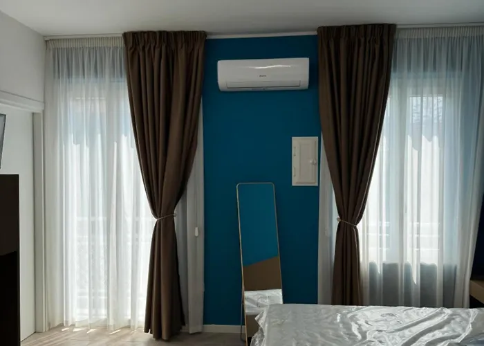 House On Sunday Luna * كروتوني