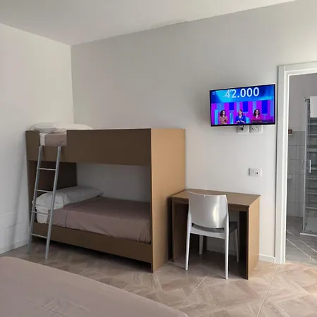 House On Sunday Luna Nyaraló